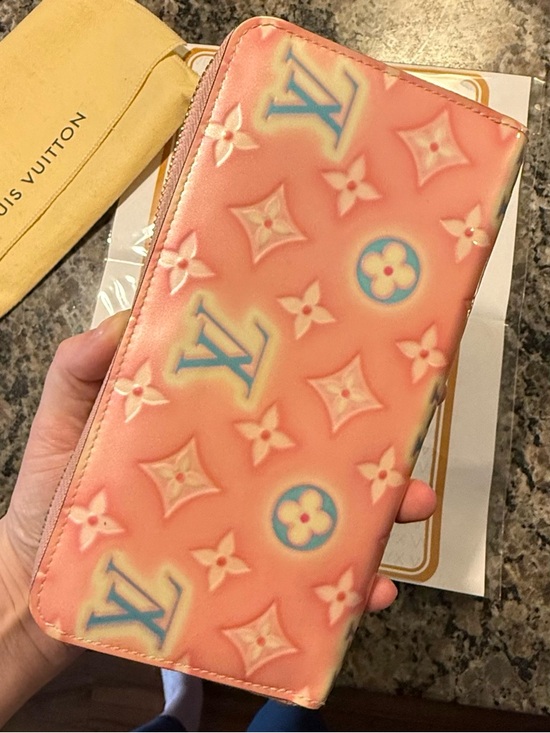 Louis Vuitton Valentine's Vernis
Monogram Limited Edition
Long Zippy Wallet - Picture 5 of 13